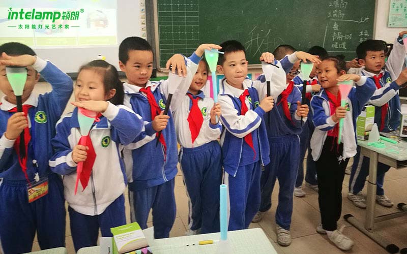 2017年3月27日，穎朗太陽能萬里行課堂去到深圳市寶安小學(xué)