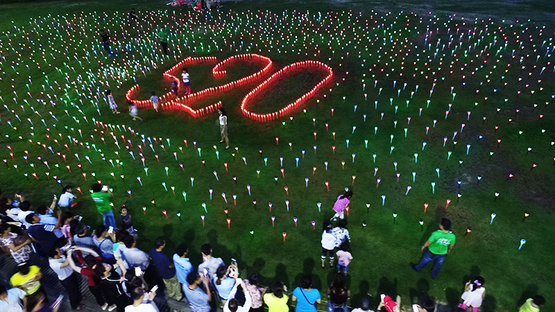 穎朗520暖心秀愛，5000支太陽能燈浪漫滿山，深圳寶安公園驚現(xiàn)大面積『螢火蟲』